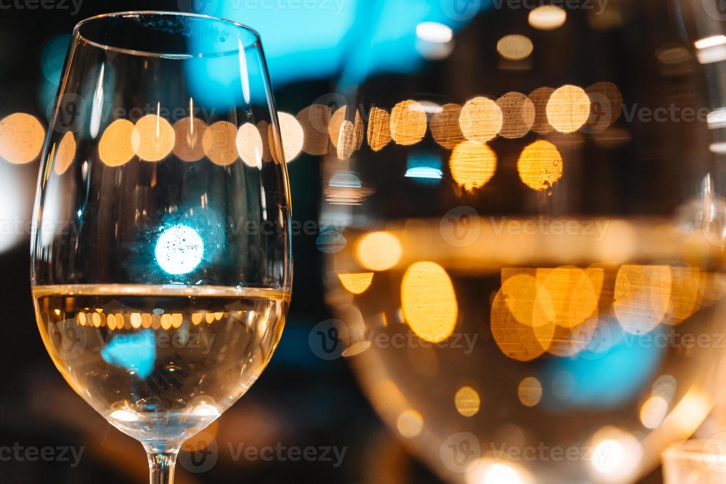 Zwei Gläser Wein auf dem Tisch foto
