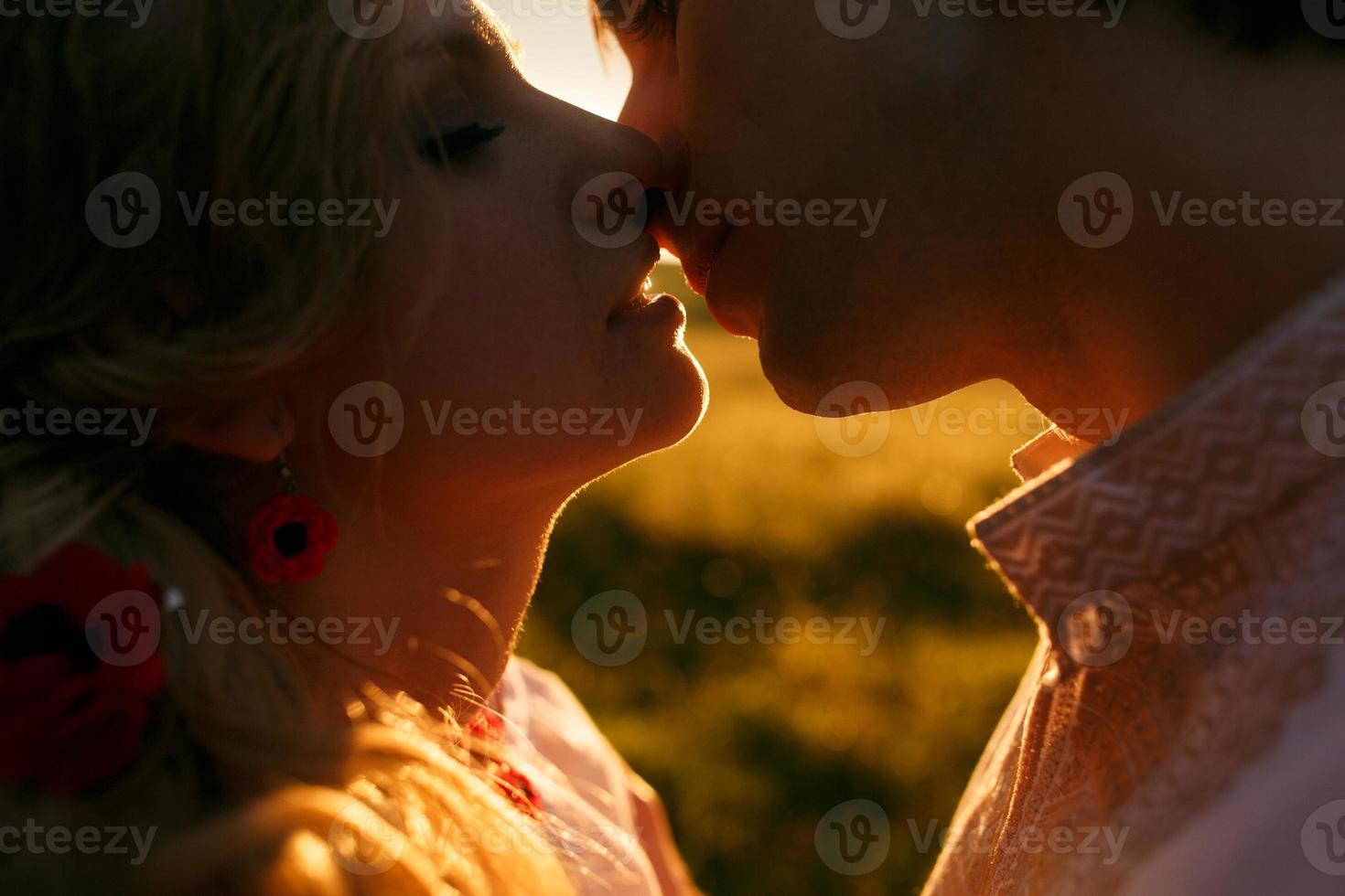 Paar küsst sich bei Sonnenuntergang foto