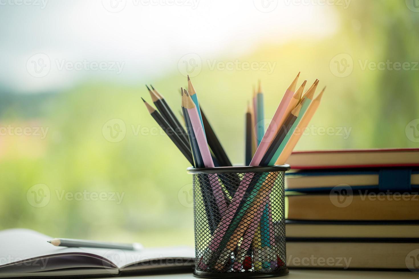 Objektbildung grüner Naturhintergrund mit Stapel alter Bücher oder alter Bibel, offenes Papierbuch auf Holztisch mit Kopierraum. konzept des schulanfangs, forschungsstudie foto