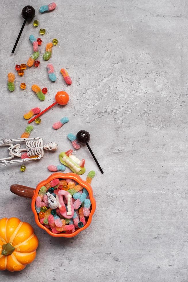 fröhlicher halloween-tag mit geisterbonbons, kürbis, schüssel und dekorativ. trick oder bedrohung, hallo oktober, herbst, festliches, party- und feiertagskonzept foto