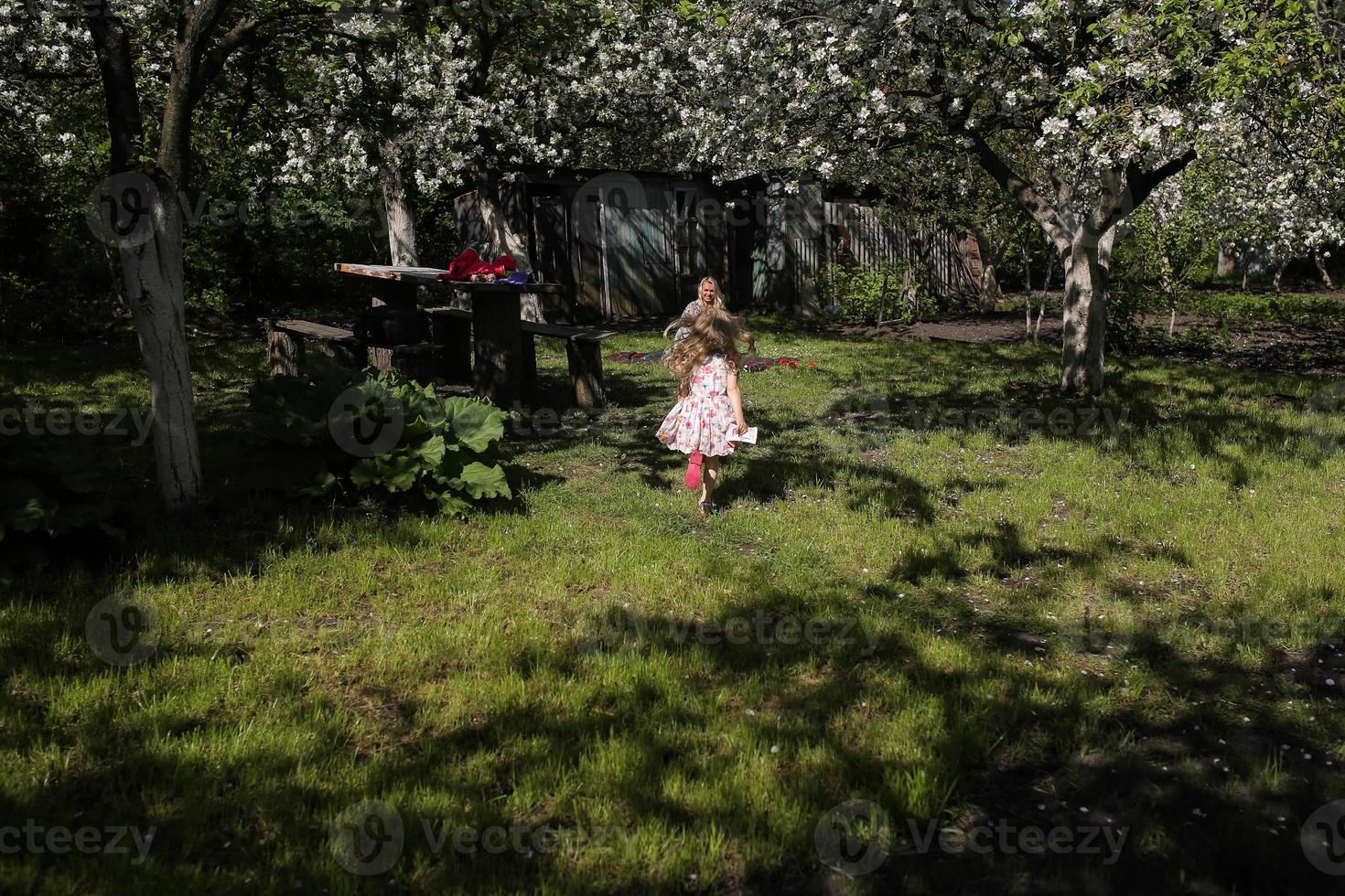 Mutter und Tochter im Garten foto