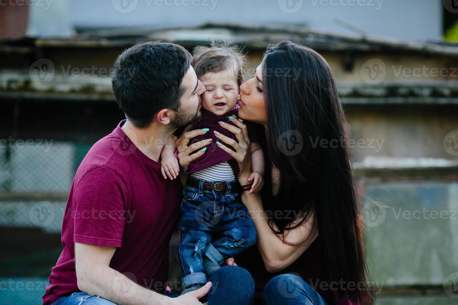 junge familie mit einem kind in der natur foto