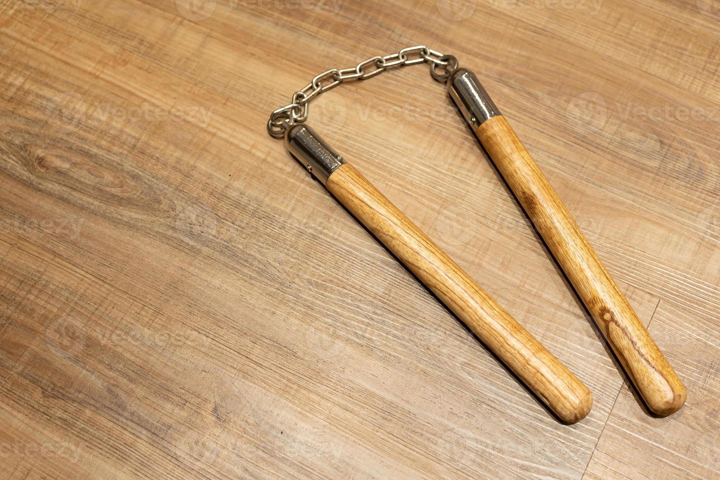 Nuntschuks. Holz-Nunchuks mit Metallkette. Nunchaku aus Holz. foto