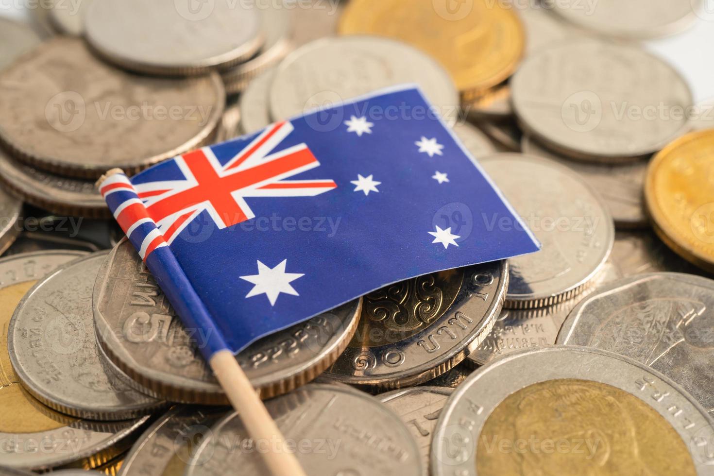Stapel Münzen mit Australien-Flagge auf weißem Hintergrund. Flagge auf weißem Hintergrund. foto