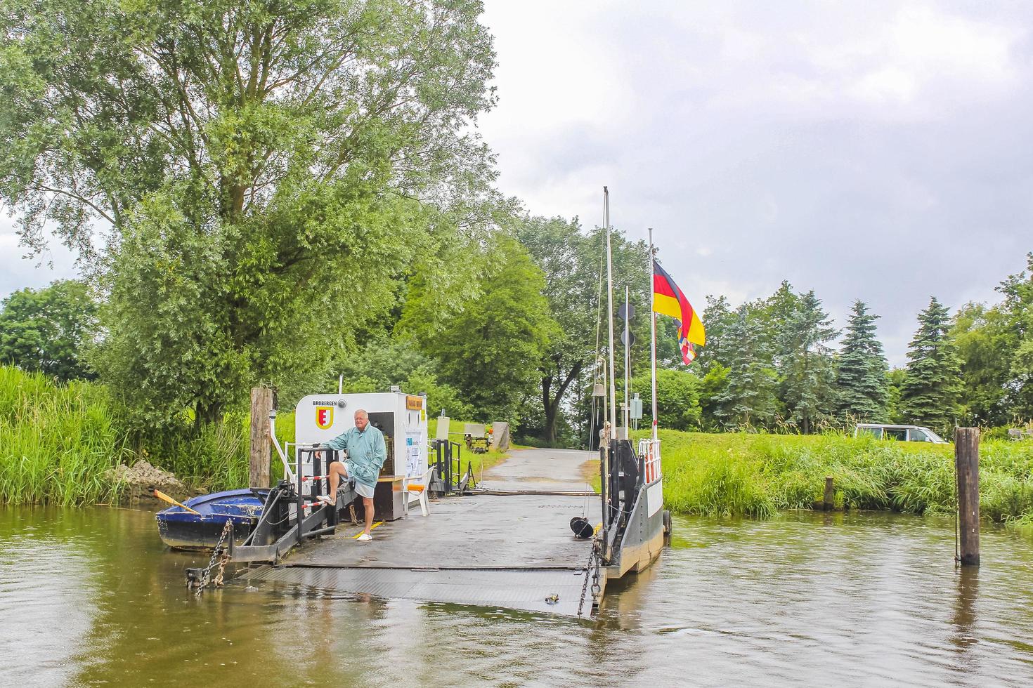 hechthausen niedersachsen deutschland 2010 schöne naturlandschaft panorama bootssteg oste fluss wasser deutschland. foto