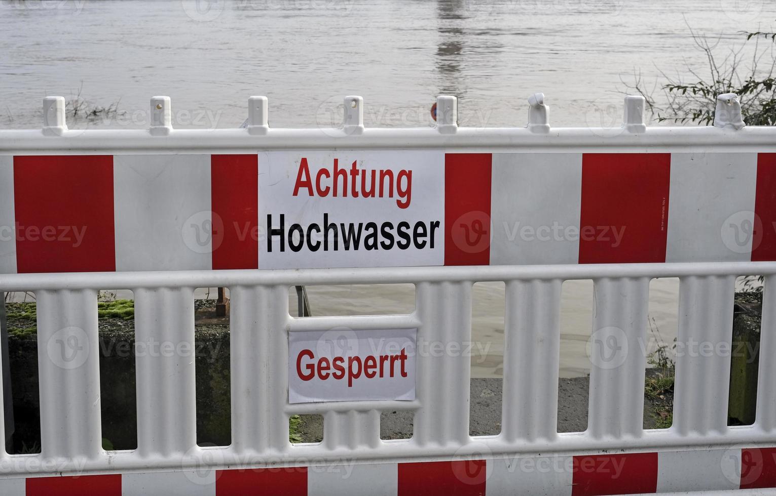 Extremwetter - Warnschild in deutscher Sprache am Eingang zu einer überfluteten Fußgängerzone in Köln, Deutschland foto