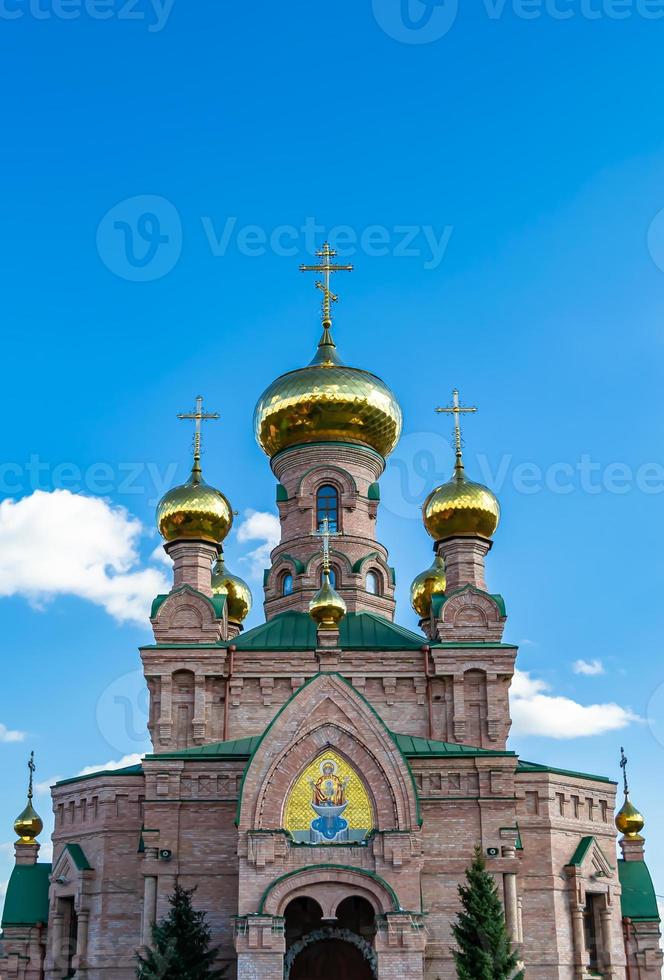 christliches Kirchenkreuz im hohen Kirchturm zum Gebet foto