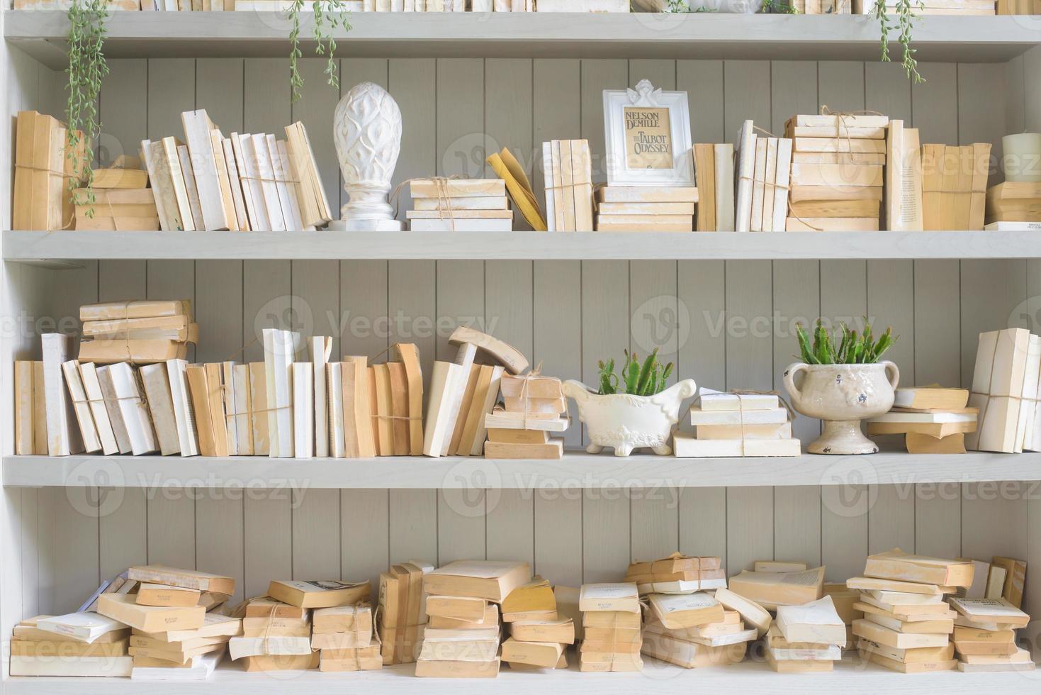 altes Buch auf Bücherregal-Tapetenhintergrund foto