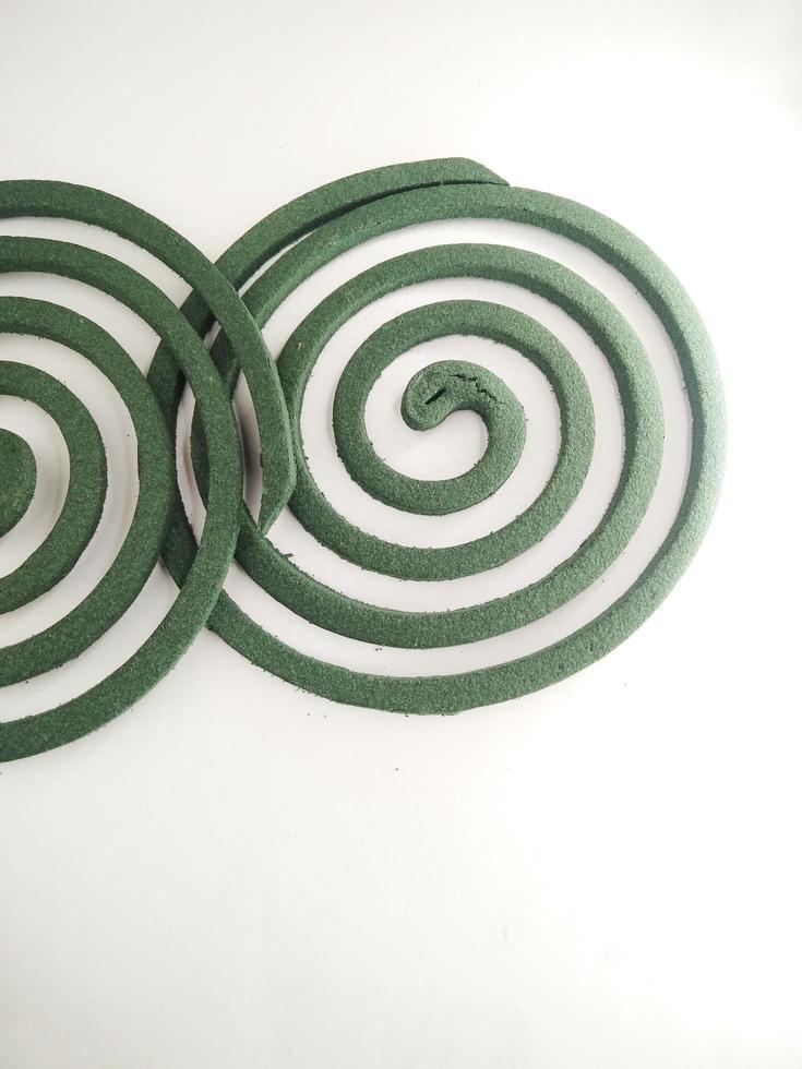 Grüne Mückenspirale in Form einer Spirale isoliert auf weißem Hintergrund.Nahaufnahme foto