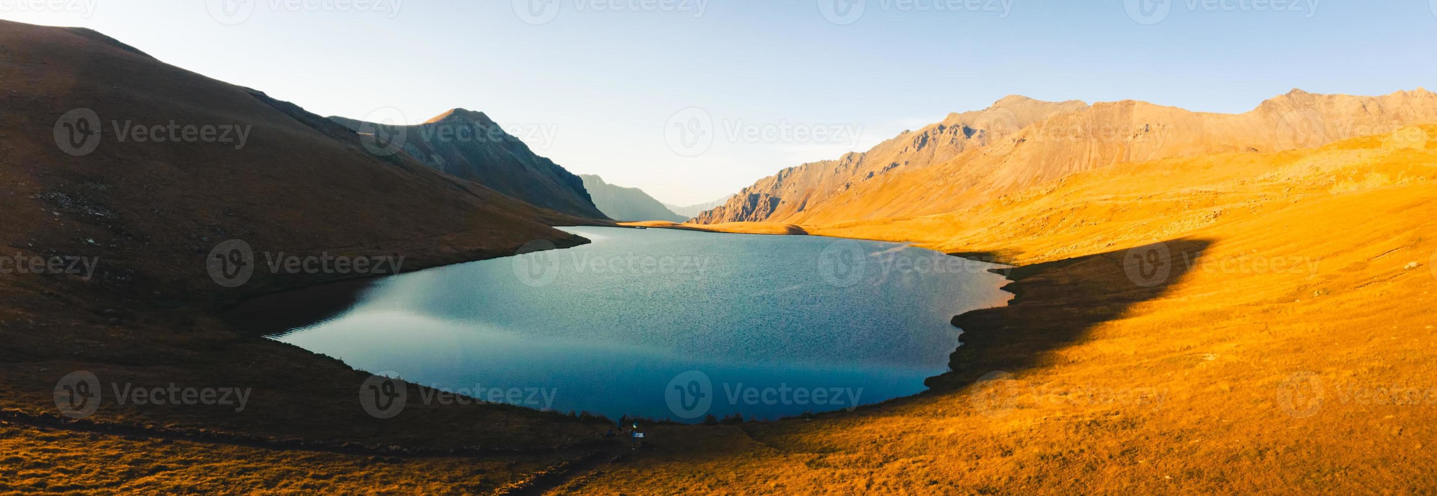 Luftpanorama nah oben blaues schwarzes Felsenseepanorama im szenischen Abendsonnenunterganglicht draußen. berühmtes reiseziel in georgia. wandern im lagodekhi-konzept foto