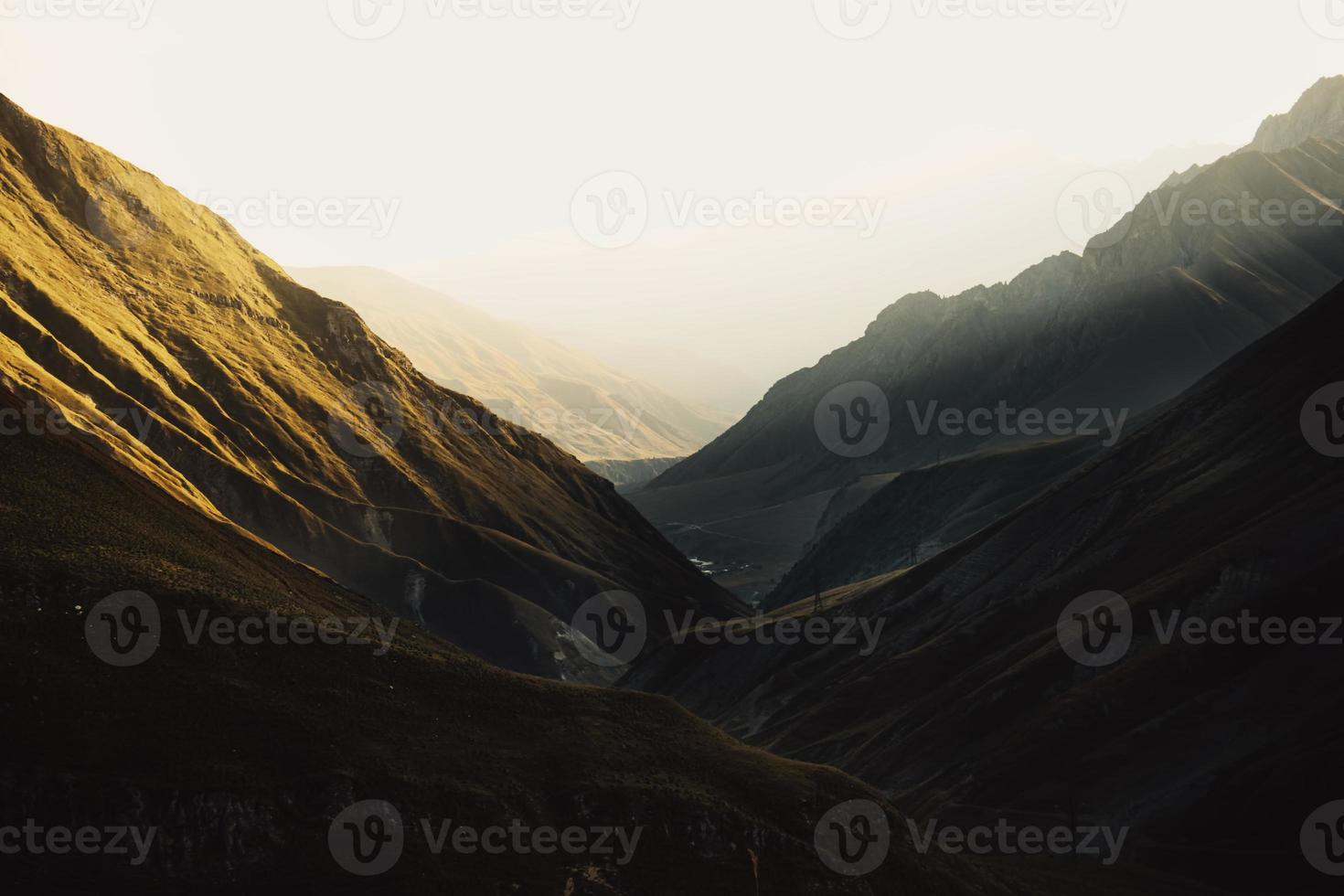 Sonnenaufgang in den Bergen, Gebirgszüge im Morgennebel, Panoramablick, Vektorillustration foto