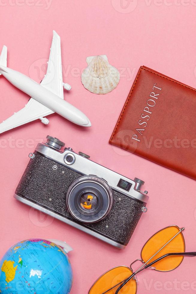 minimales, einfaches, flaches Lay-Reise-Abenteuer-Trip-Konzept auf pinkfarbenem, pastellfarbenem, trendigem, modernem Hintergrund foto