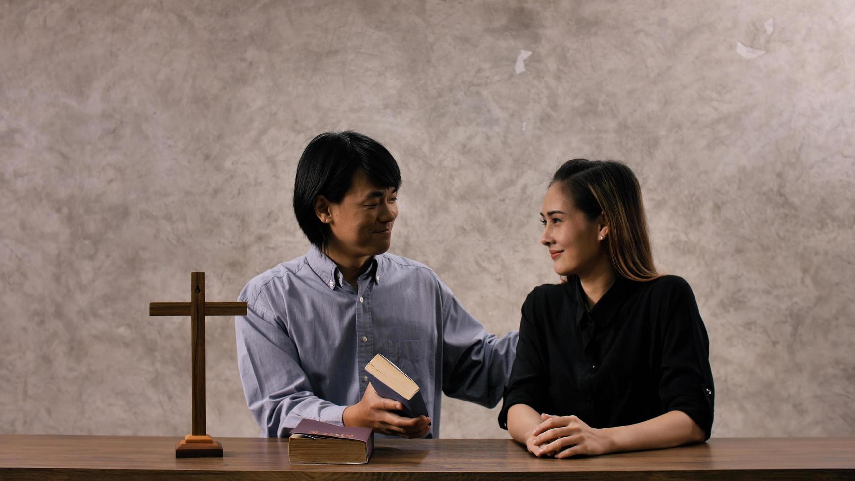 Der junge Missionar gibt jungen Frauen in der Kirche Bibelrat. foto