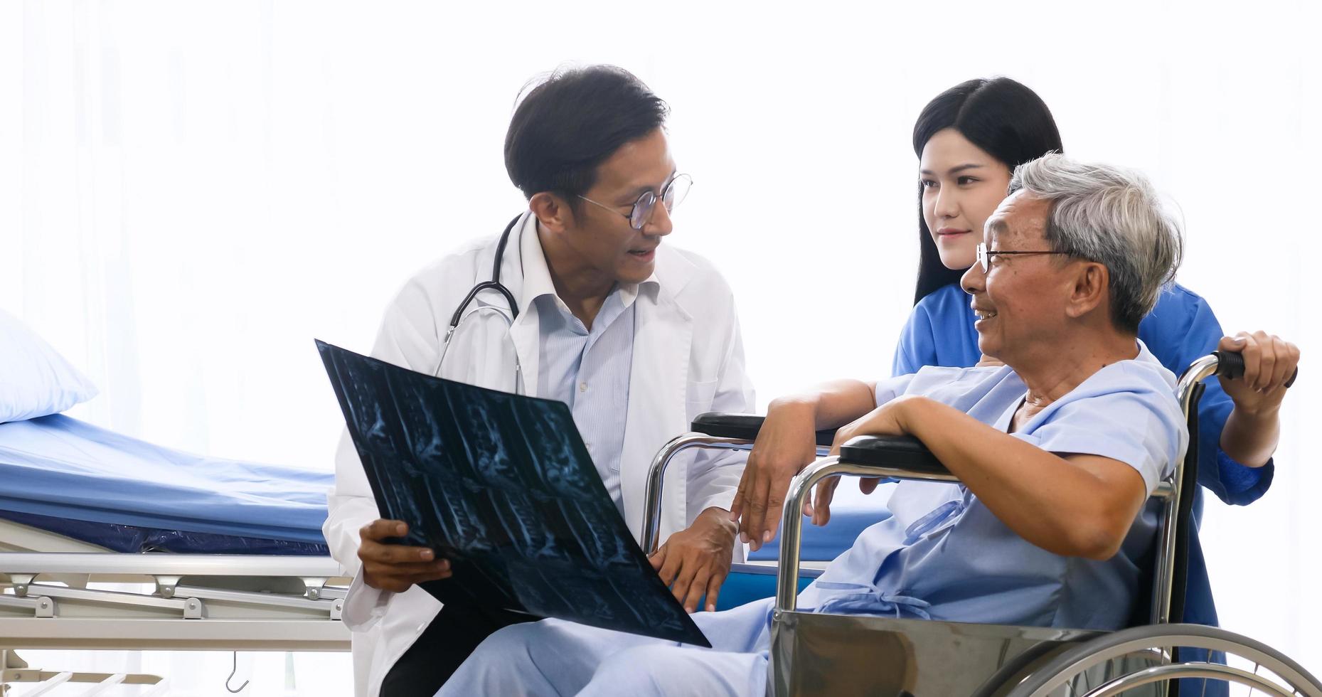 arzt, der erwachsenen patienten im krankenhaus diagnoseergebnisse meldet. foto