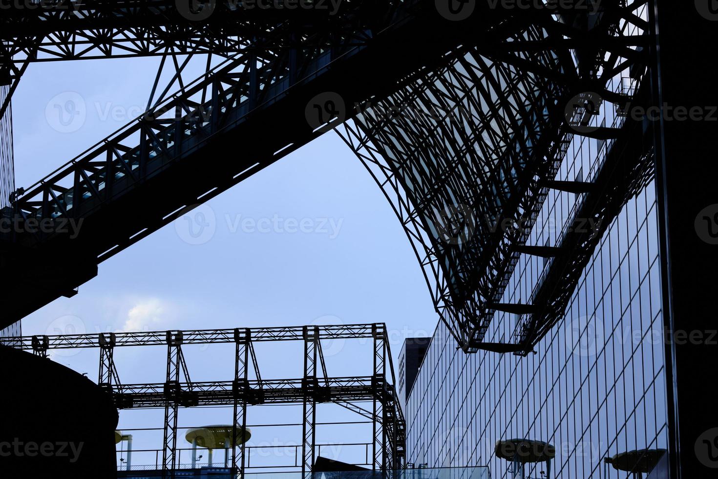 unter dem skyway am bahnhof kyoto foto