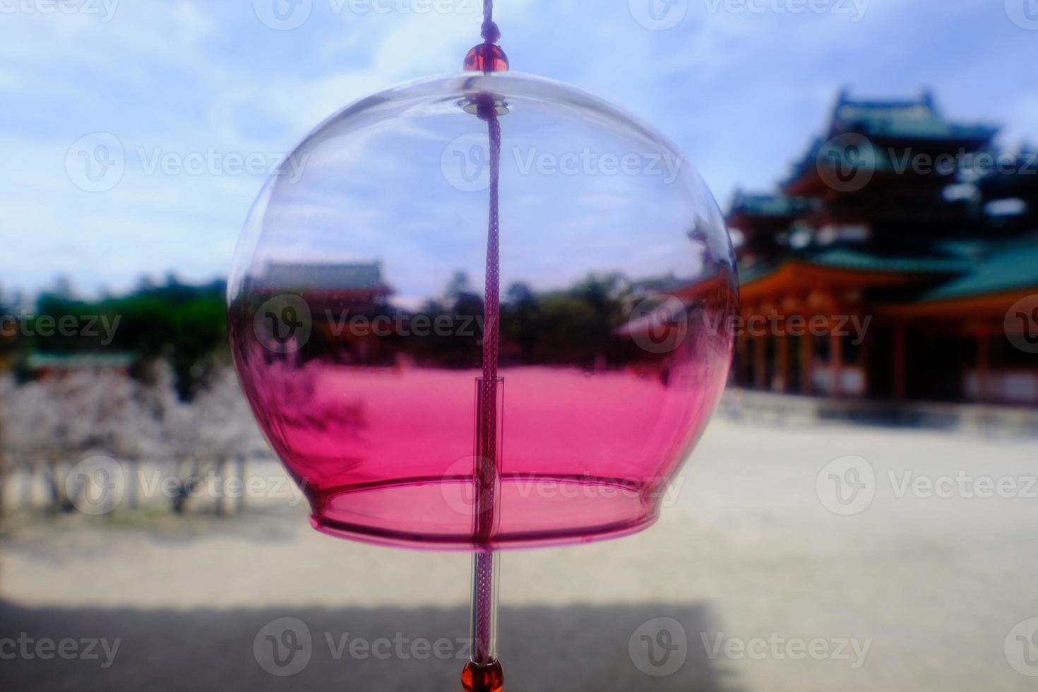 Windspiel aus rosa Glas in Kyoto foto