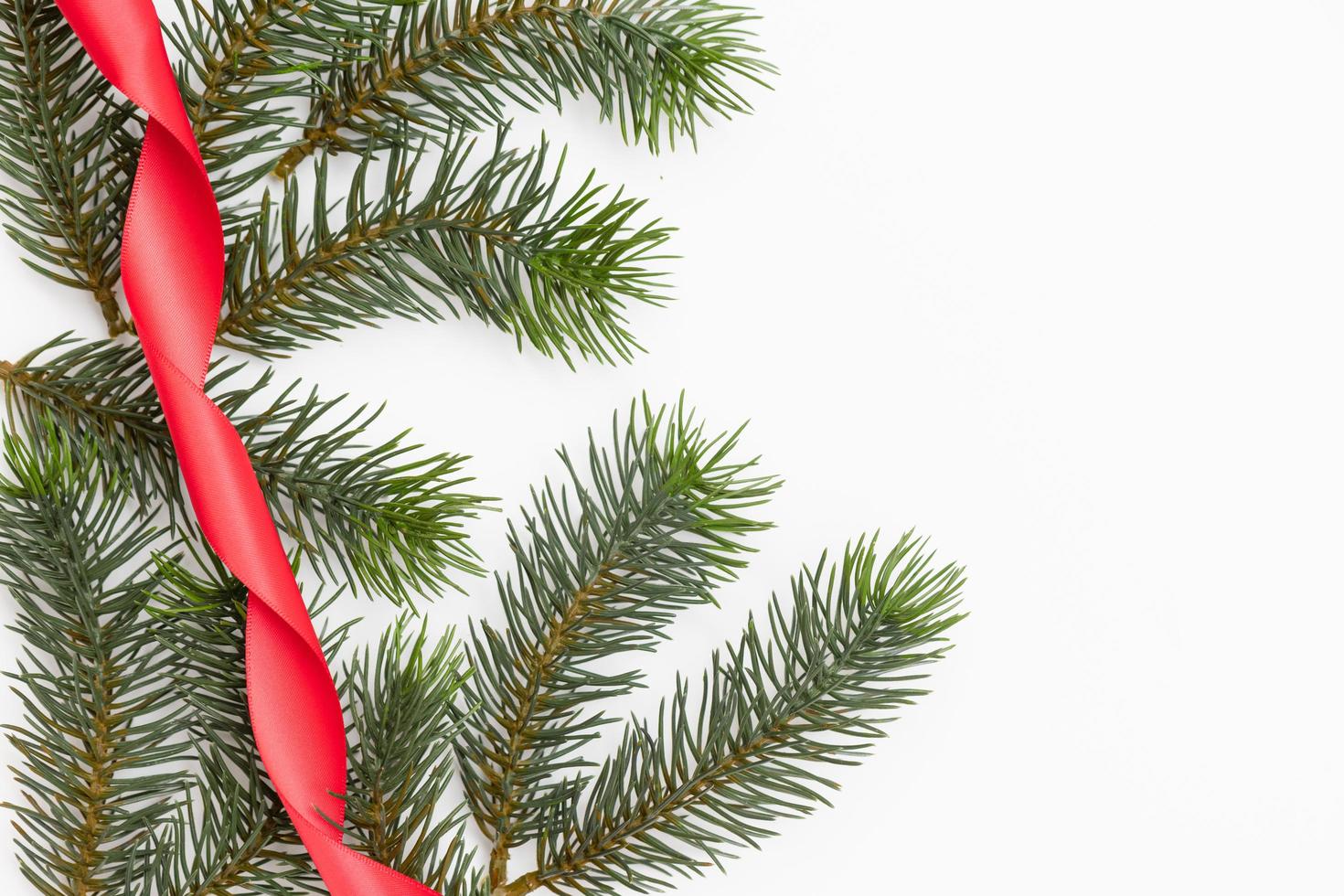 Weihnachtsbaumzweige. das konzept des neuen jahres, weihnachten, natur. Banner. flache Lage, Draufsicht auf weißem Hintergrund foto