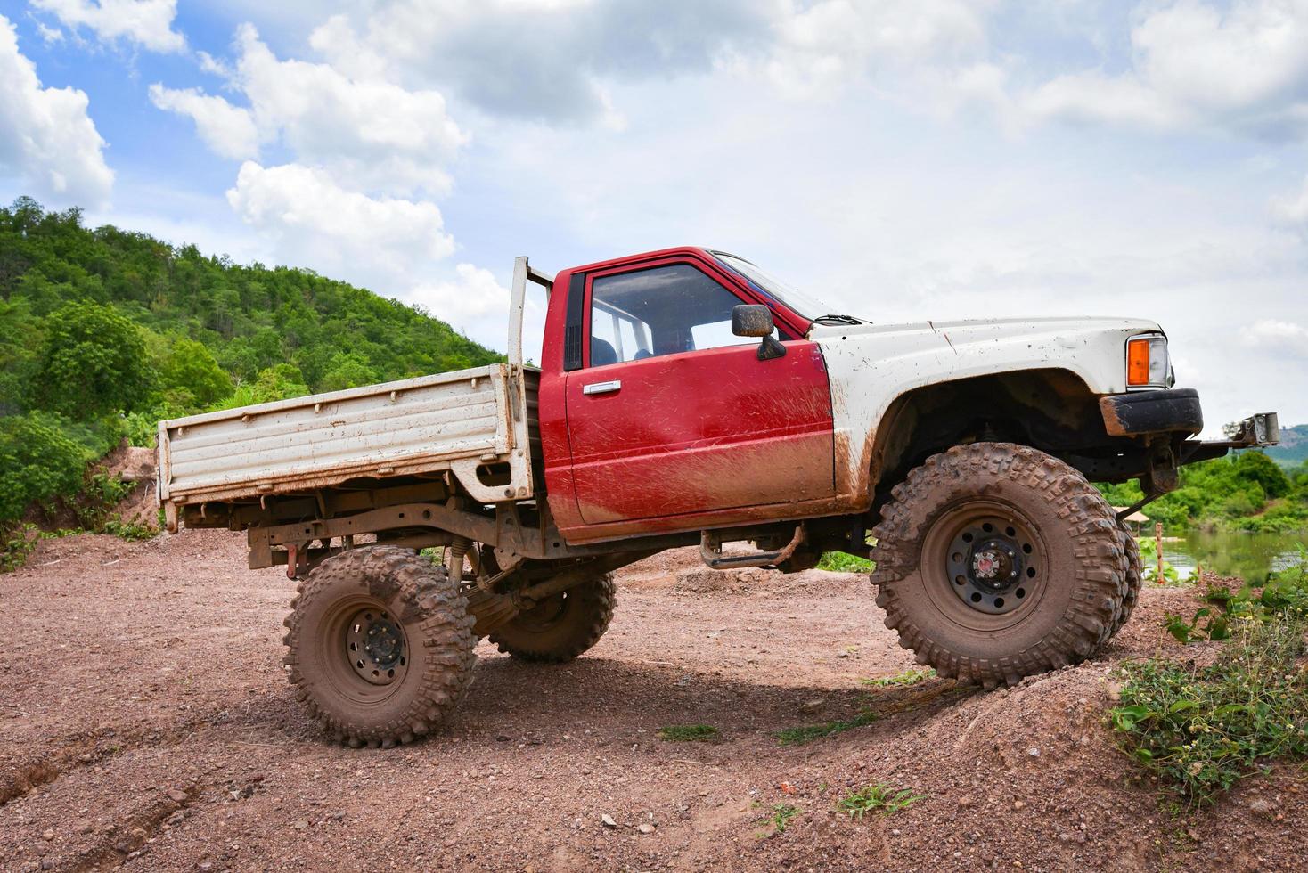 Auto-Pickup-Truck 4x4 Offroad-Trekking-Reise auf dem Land Straßenschmutz foto