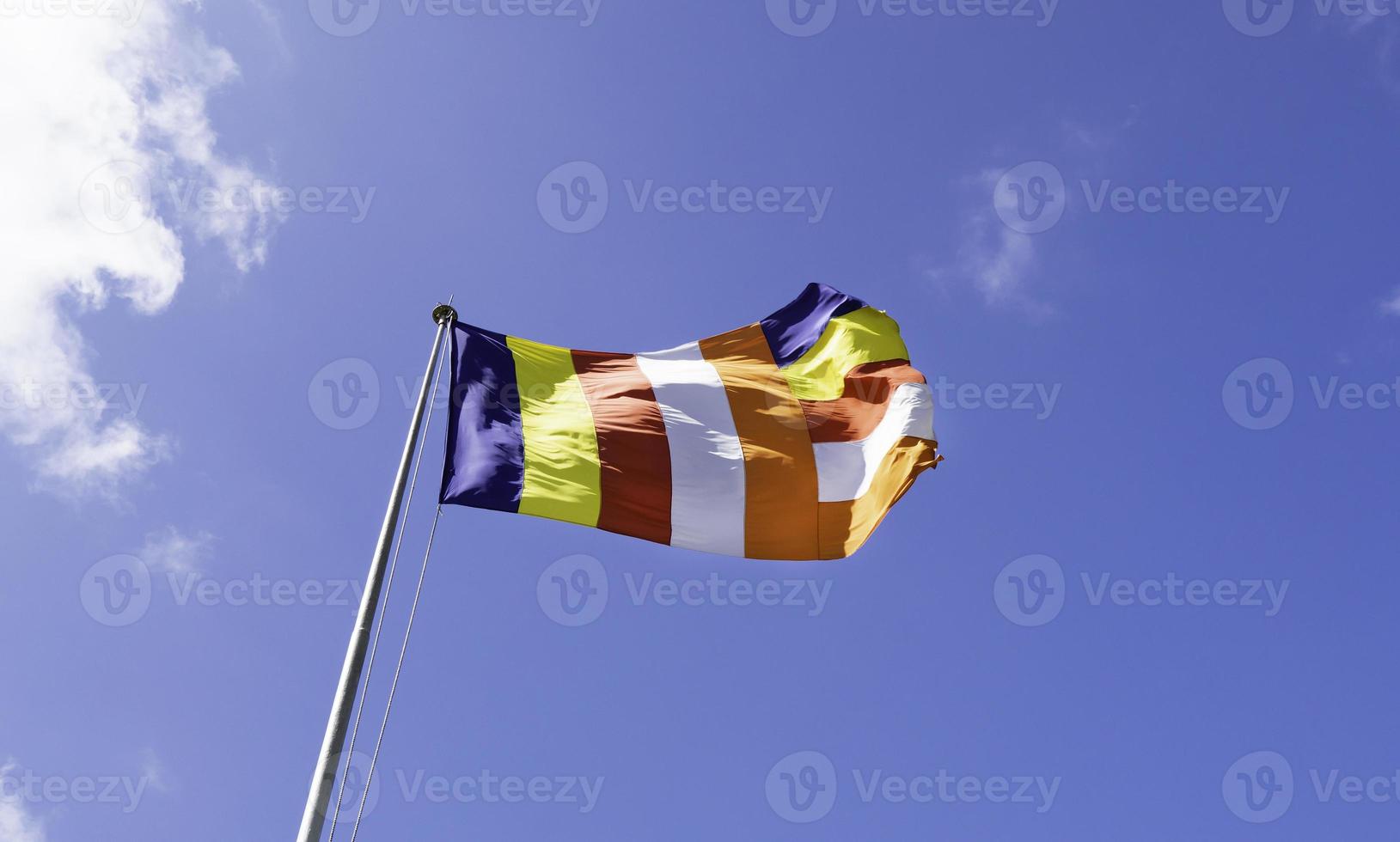 winkende bunte buddhistische Sri-Lanlan-Flagge foto