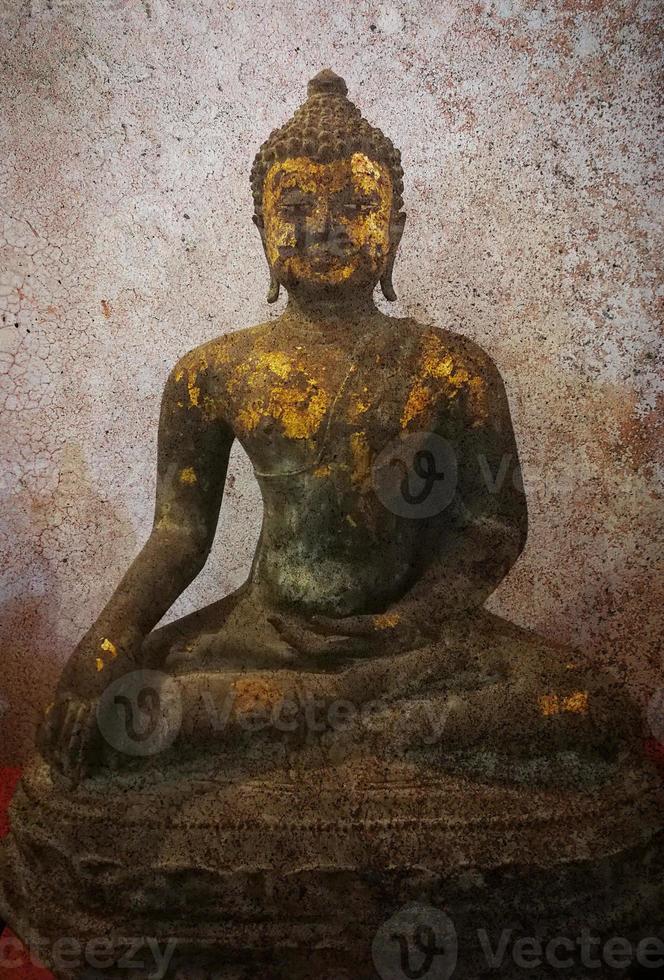 gealterte Buddha-Statue foto