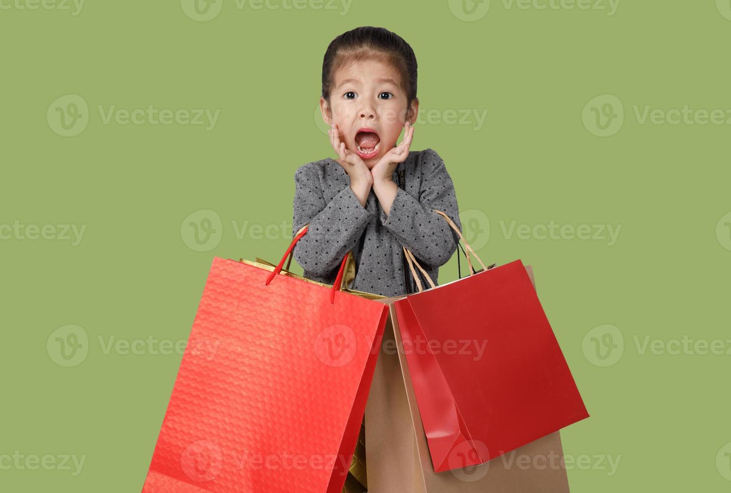 Shopping junge asiatische Mädchen mit Einkaufstaschen im grünen Hintergrund, kopieren Sie Platz für Ihren Text, E-Commerce-Digital-Marketing-Lifestyle-Konzept foto