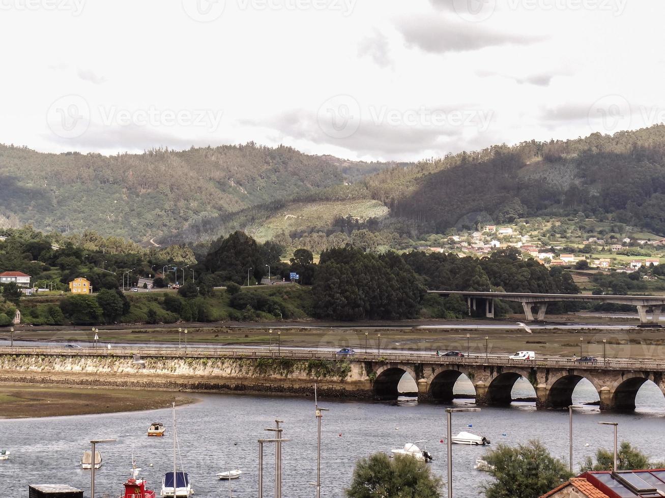 die Brücke von Pontedeume foto