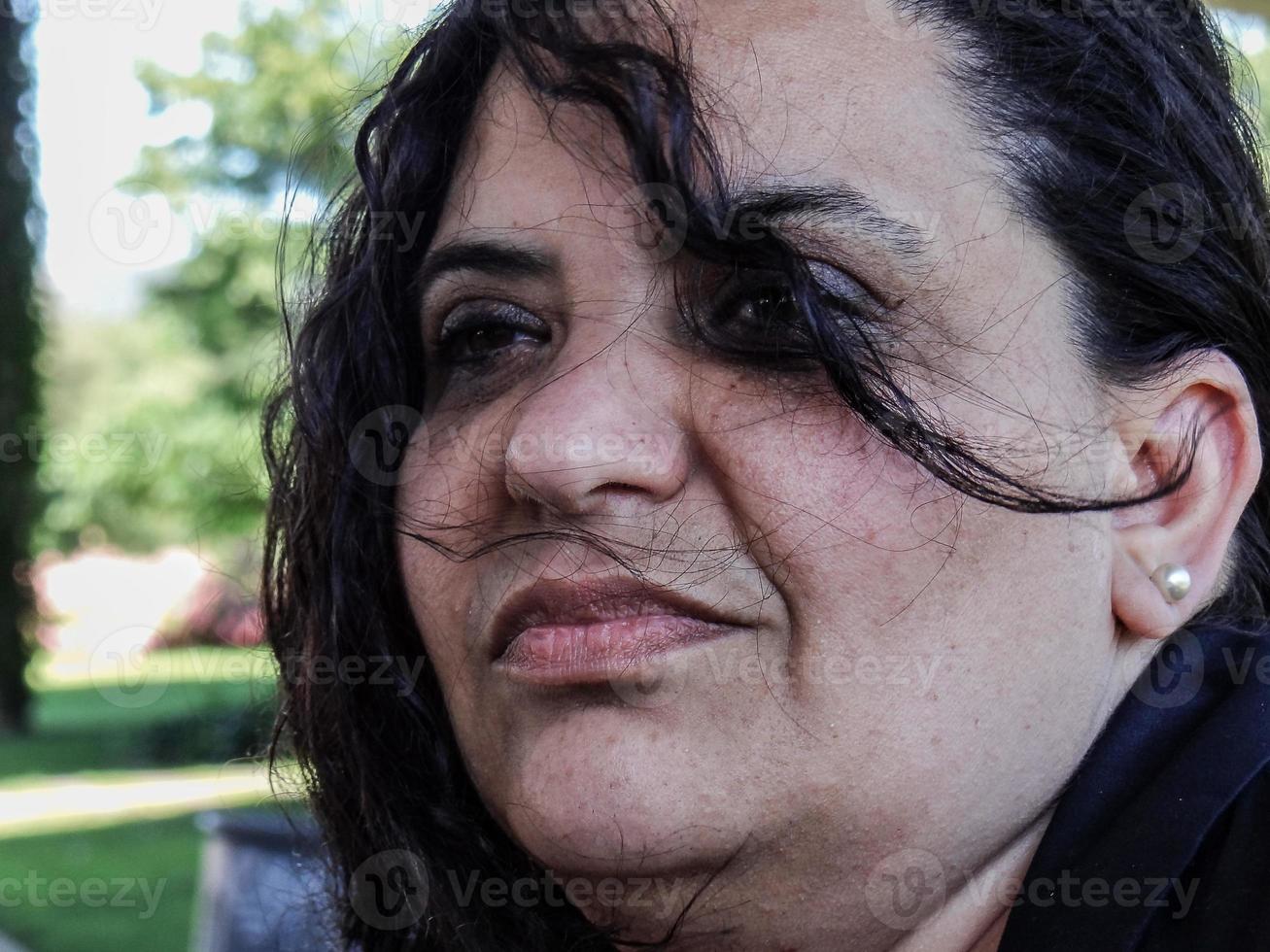 junge Frau auf der Bank foto