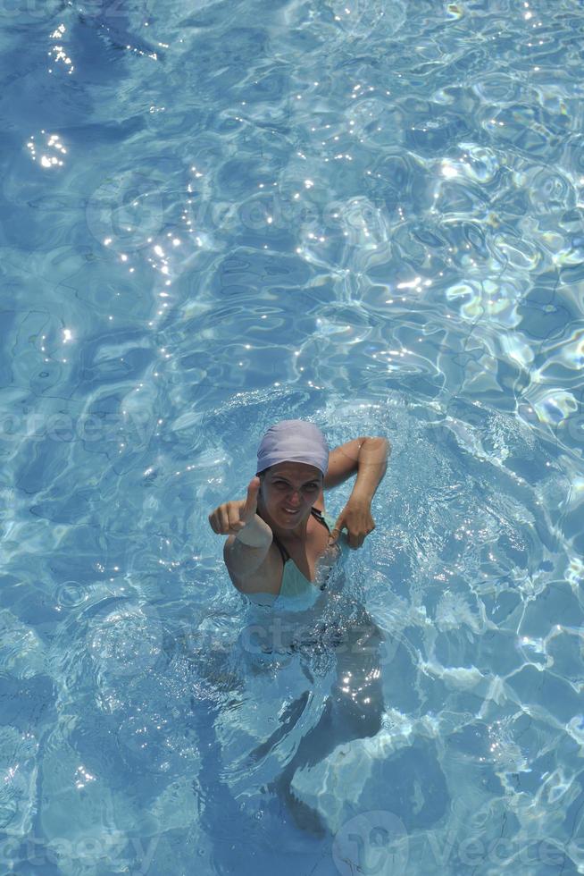 frau entspannen am schwimmbad foto