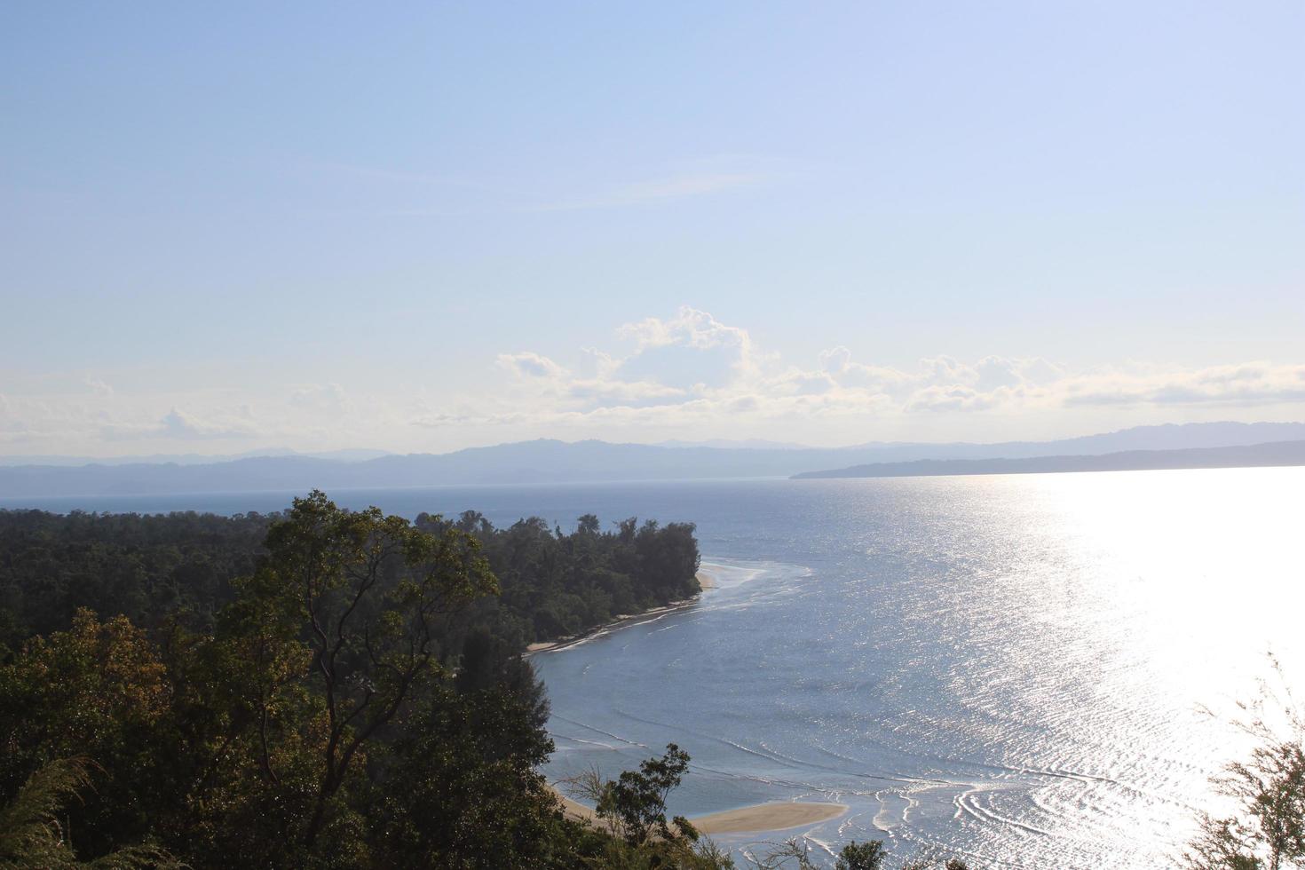 Blick auf das offene Meer mit tropischer Insel unter dem blauen Himmel foto