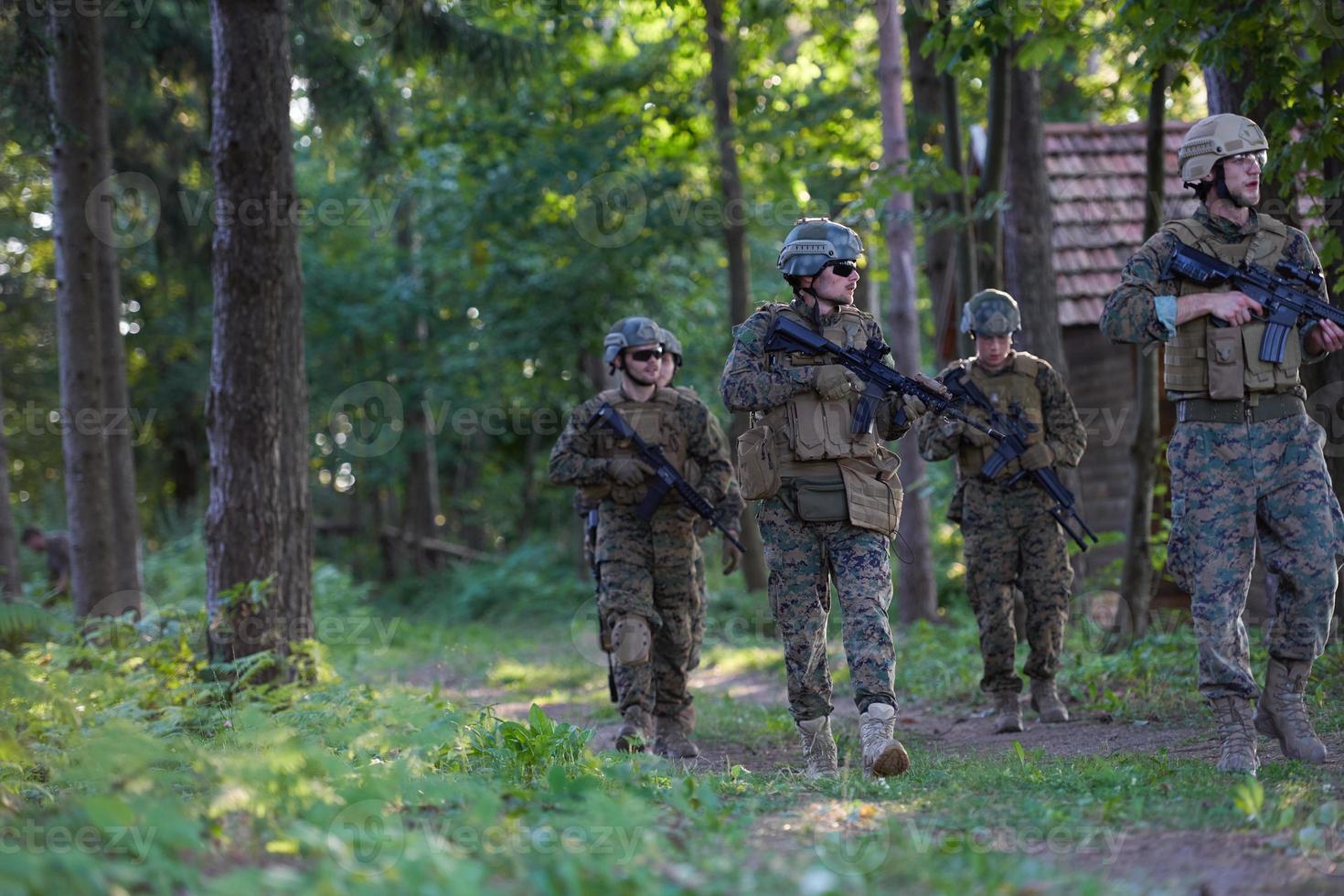 Soldatentrupp der modernen Kriegsführung im Kampf foto