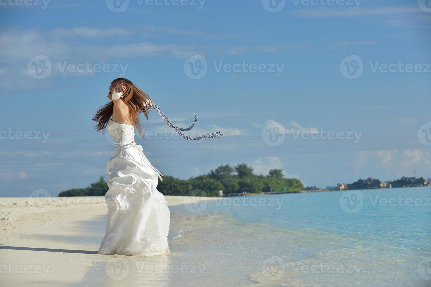 asiatische Braut am Strand foto