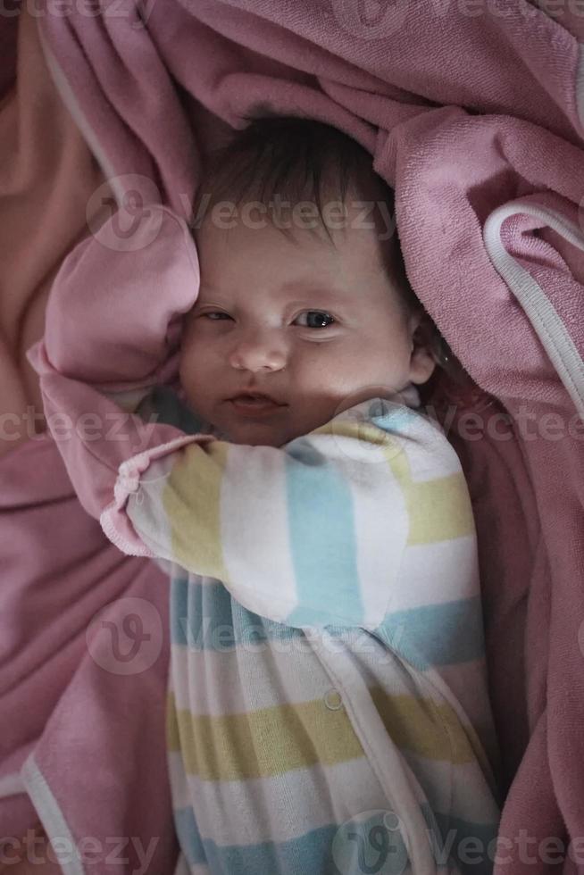 glückliches neugeborenes kleines baby smilling foto