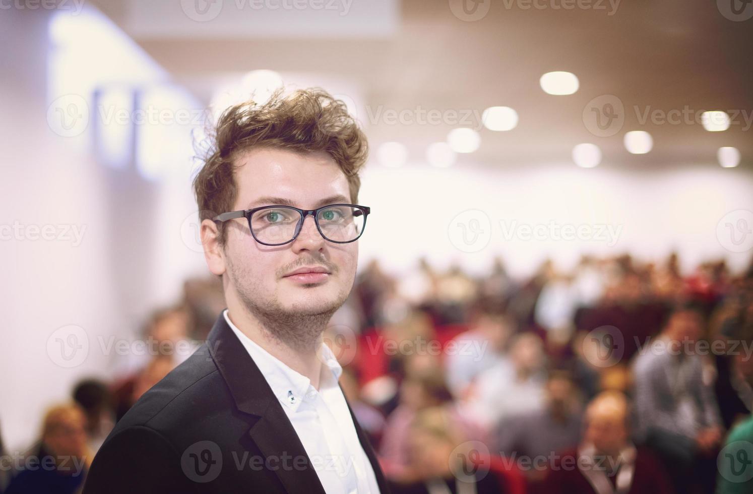 geschäftsmann, der präsentationen im konferenzraum gibt foto