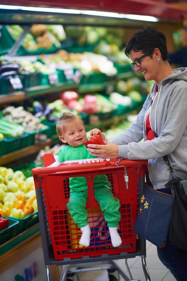 Mutter mit Baby beim Einkaufen foto