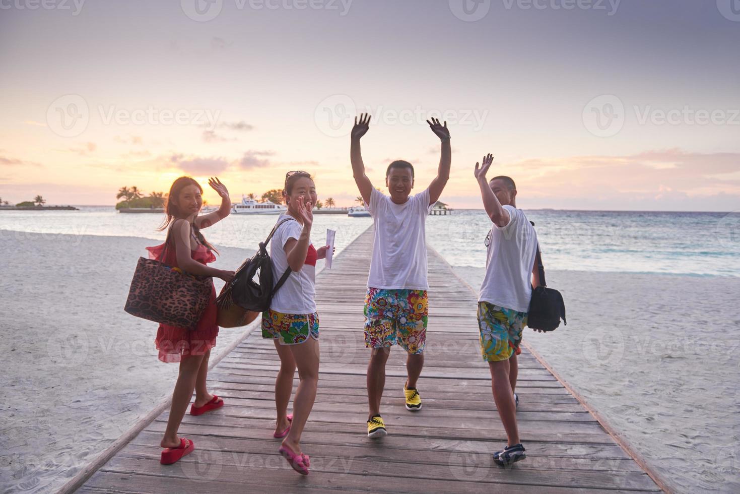 gruppe von freunden am schönen strand foto