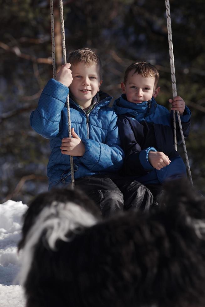 Porträt von kleinen Jungen am Wintertag foto