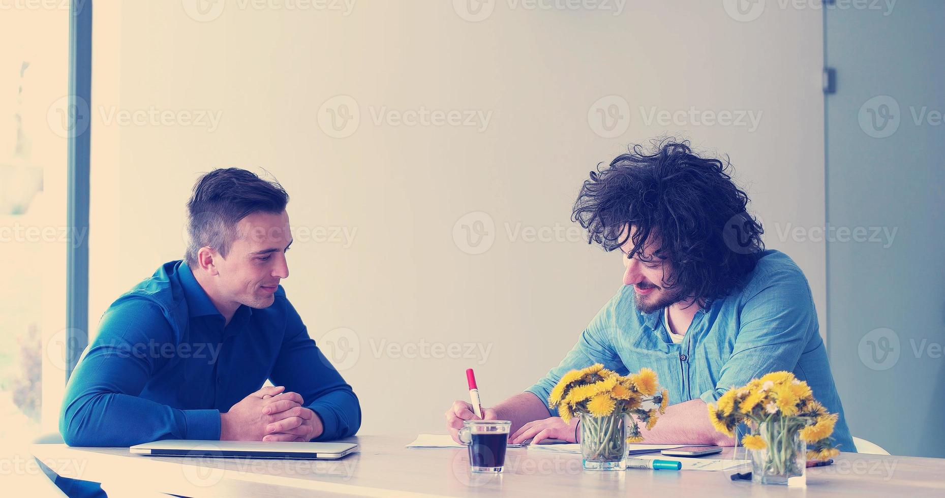 Startup-Business-Team bei einem Treffen in einem modernen Bürogebäude foto