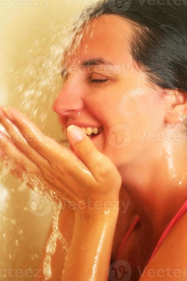 Frau unter der Dusche foto