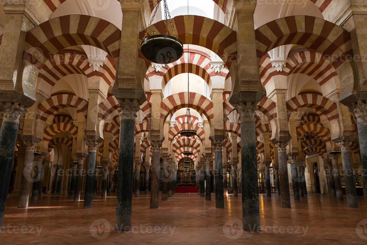 Säulen der Moscheekathedrale von Cordoba foto