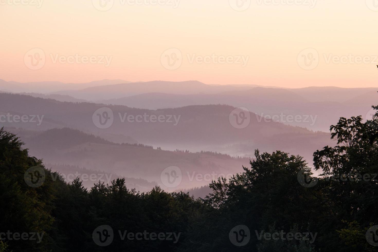 Morgendämmerung in den Bergen Karpaten. foto