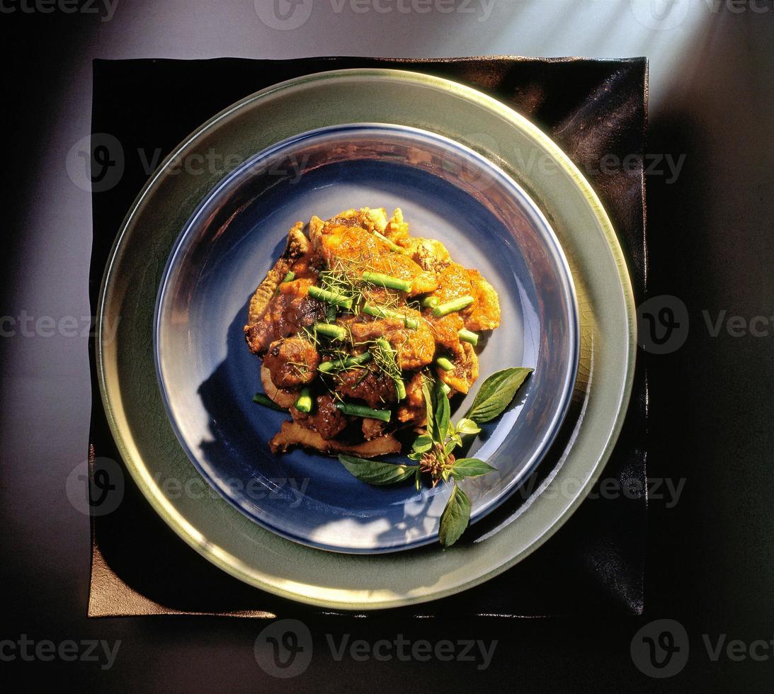 Gebratener Fisch mit thailändischen Meeresfrüchten foto