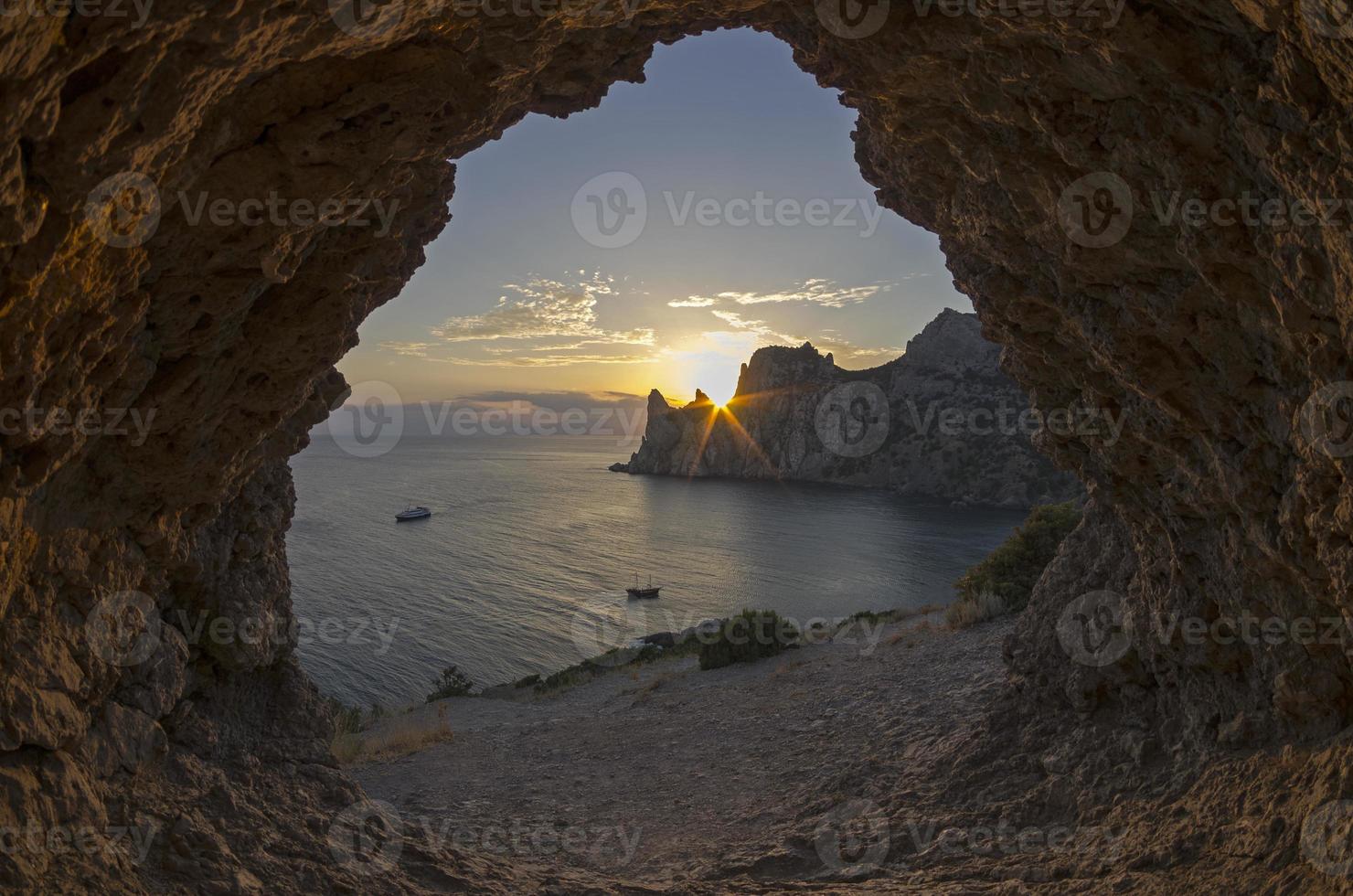 Sonnenuntergang hinter den Küstenklippen. Krim. foto