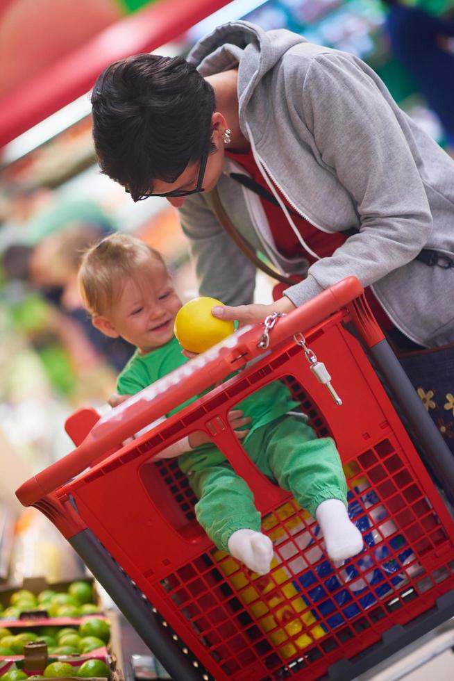 Mutter mit Baby beim Einkaufen foto