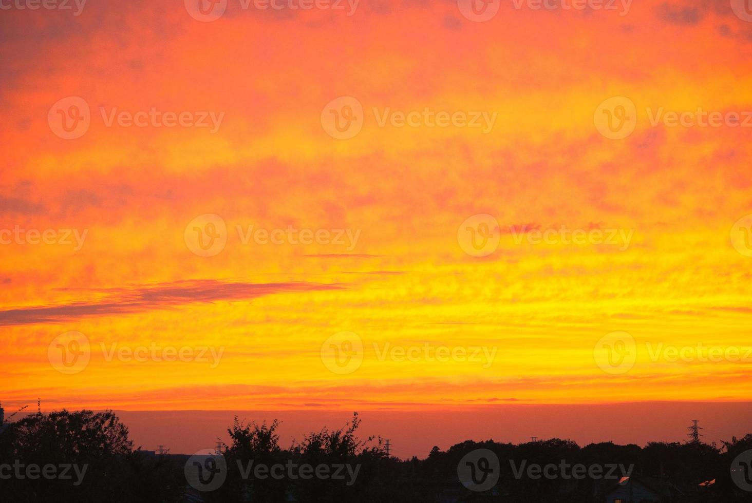 dramatische Farben des Sonnenuntergangs über dem Himmel foto