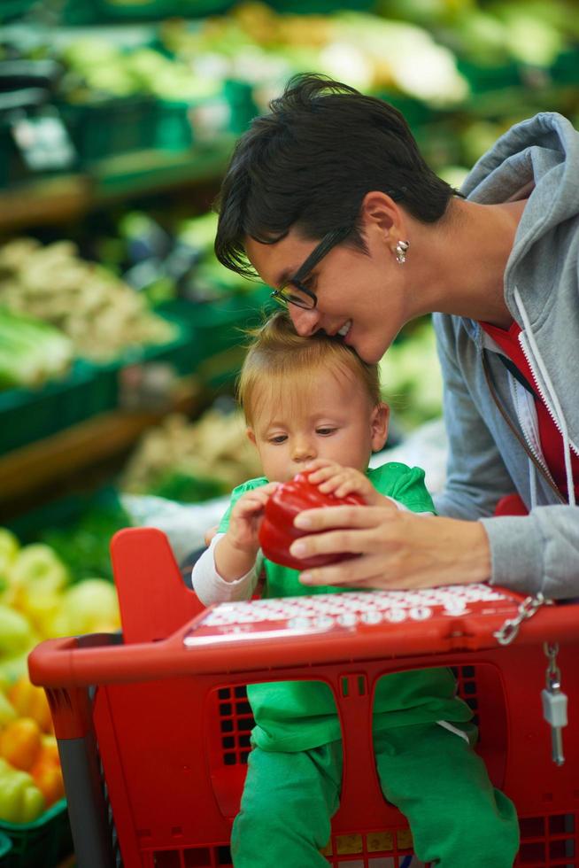 Mutter mit Baby beim Einkaufen foto