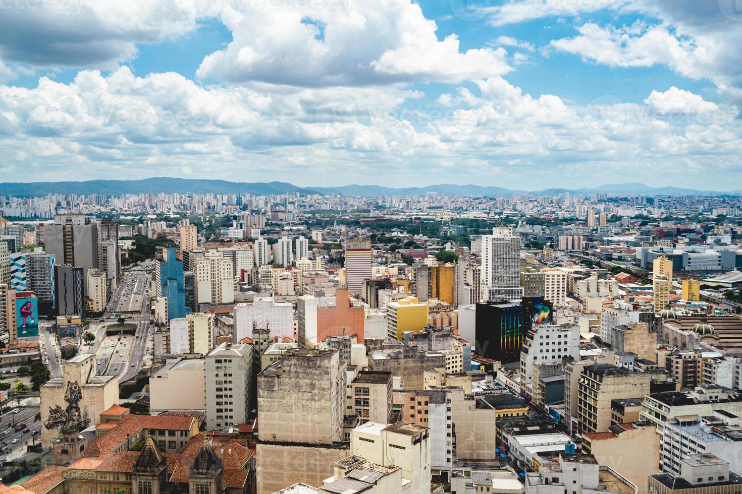 skyline von sao paulo brasilien, aufgenommen vom farol satander gebäude. foto