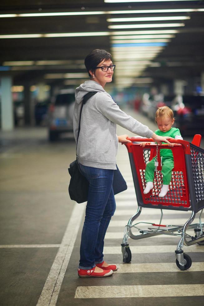 Mutter mit Baby beim Einkaufen foto