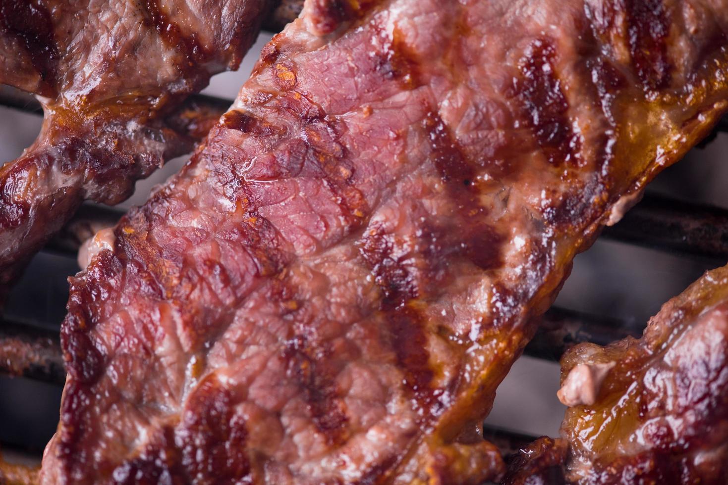 leckeres Grillfleisch auf dem Grill foto