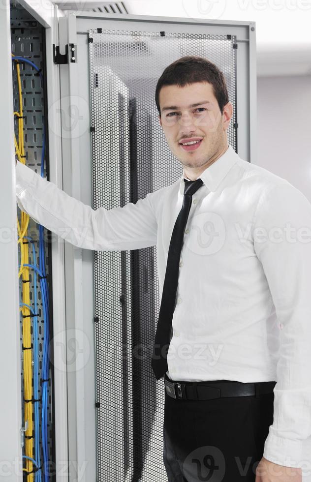 junger IT-Ingenieur im Serverraum des Rechenzentrums foto