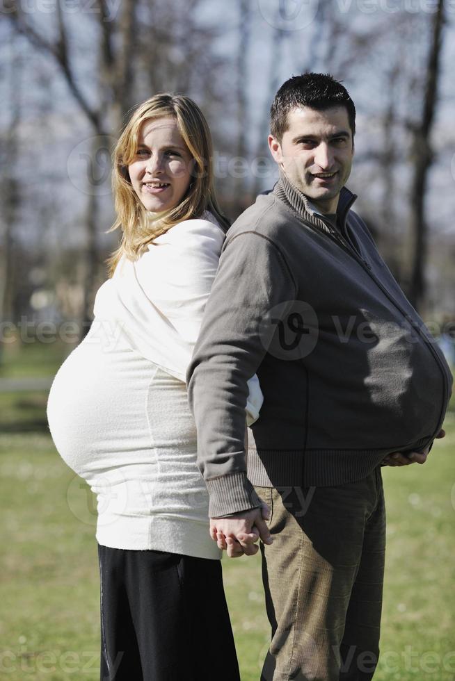 glückliches schwangerschaftsporträt foto